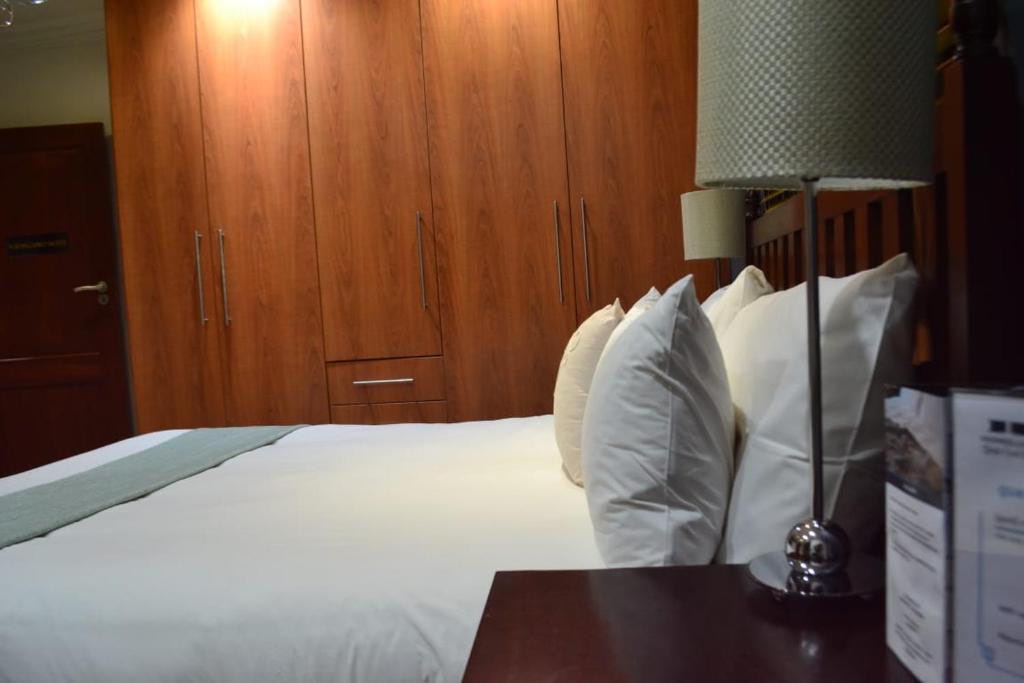 Double room with full-height wardrobes and a bedside lamp